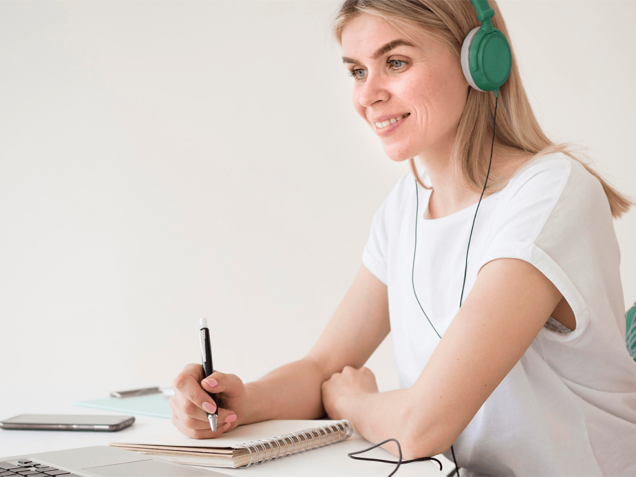 Docent die een les op afstand geeft aan een coLanguage-student